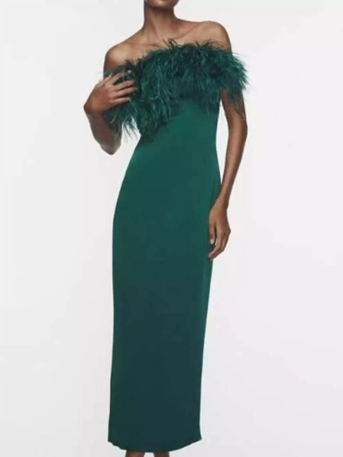 Fotografía de vestido verde satinado con plumas de Zara Fotografía de vestido verde satinado con plumas de Zara