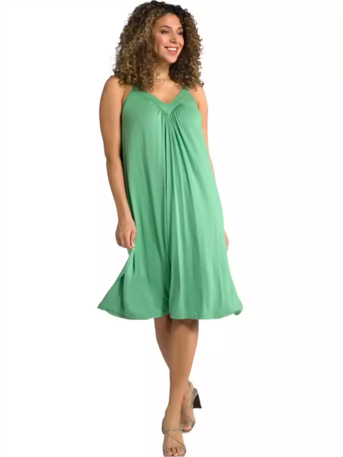 Mujer con un vestido verde, de escote en forma de V y con sandalias Mujer con un vestido verde, de escote en forma de V y con sandalias