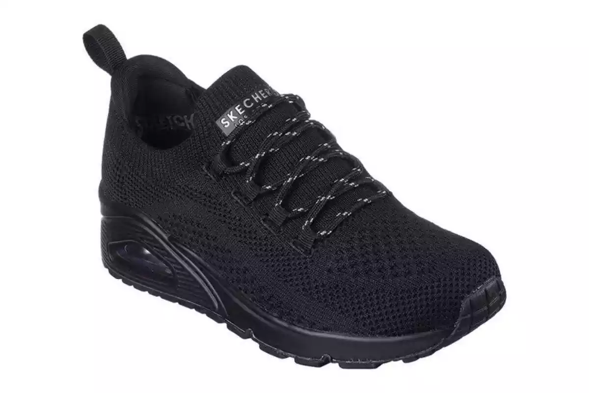 Modelo Easy Eyewear de Skechers colocado de frente y en color negro Modelo Easy Eyewear de Skechers colocado de frente y en color negro