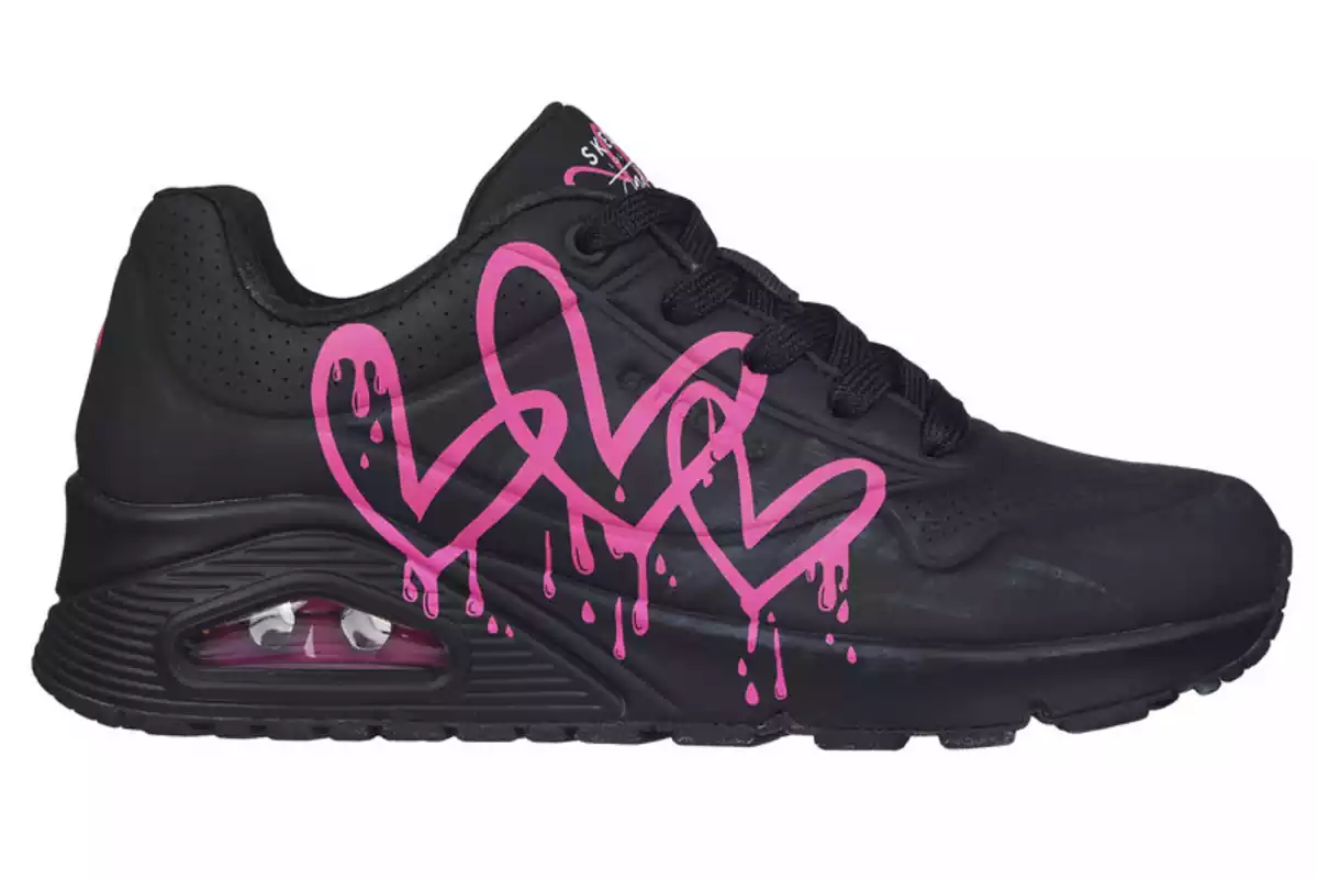 Zapatilla skechers de color negro con corazones rosas Zapatilla skechers de color negro con corazones rosas