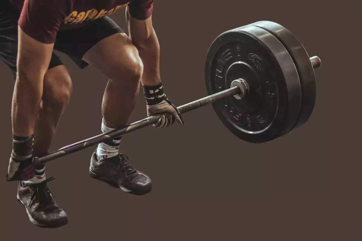 hombre levanta unas pesas haciendo crossfit hombre levanta unas pesas haciendo crossfit