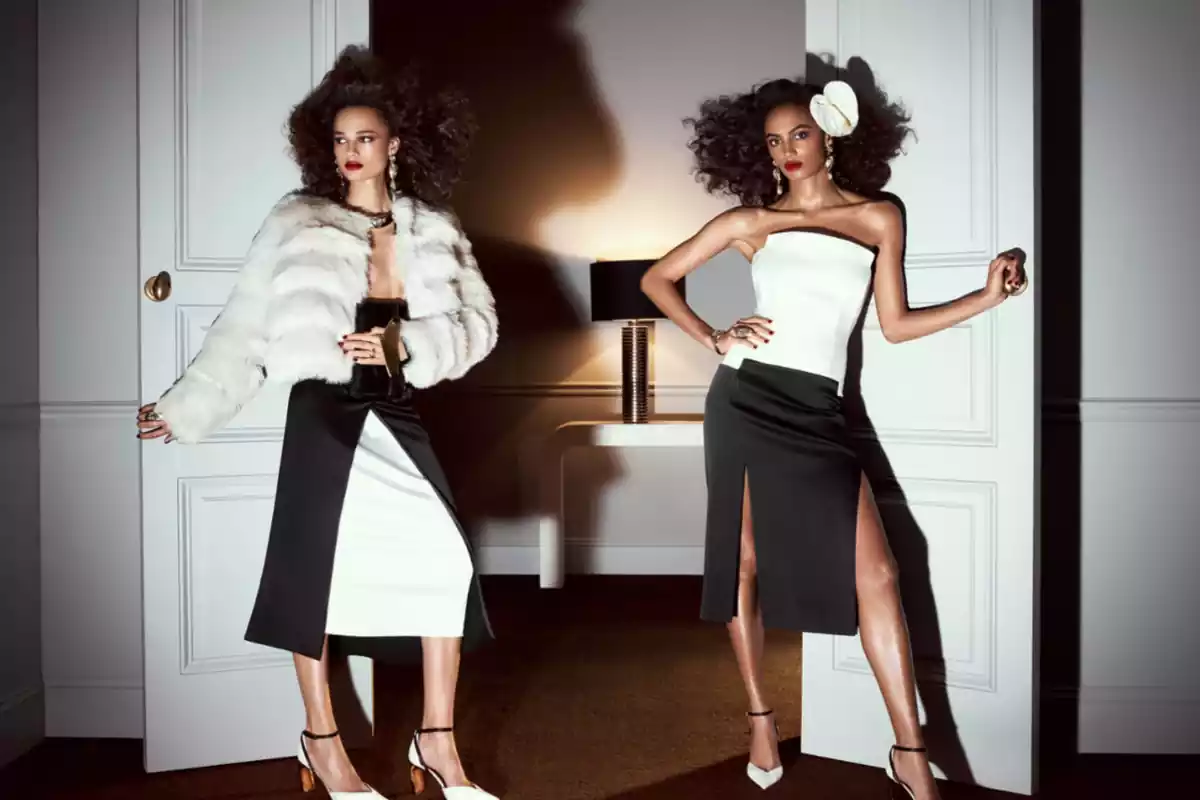dos mujeres posan con prendas de color blanco y negro para el catálogo de la tienda zara 2023